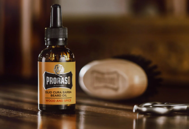 Olejek do brody proraso o zapachu wood and spice - stoi na blacie obok kartacza do brody