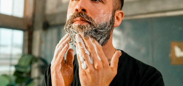 Mężczyna myjący swoją brodę i wąsy szamponem