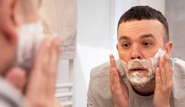 Mężczyzna myjący brodę szamponem do brody